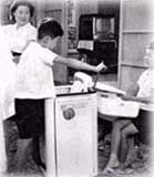 初期の電気洗濯機を使う